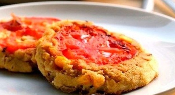 Кукурузные оладья с томатом