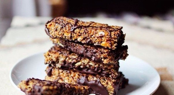 Батончик гранолы с шоколадом