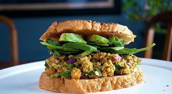 Сэндвич с салатом из нута и авокадо