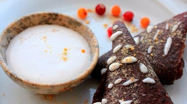 Бананово-льняные блинчики с кокосовой сметаной