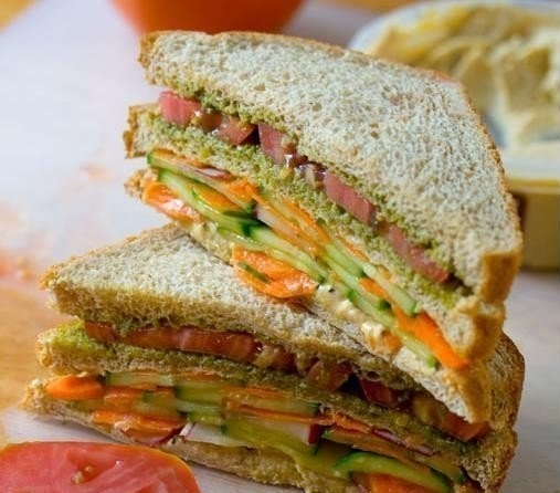 Двухэтажный сэндвич с огурцами и хумусом