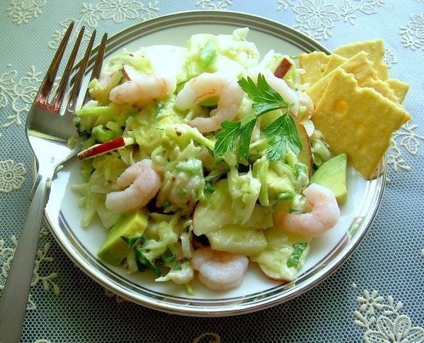 Салат из креветок, яблок и авокадо в сливочно-горчичном соусе