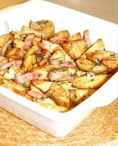 Запеченный картофель с розмарином, чесноком и мясом