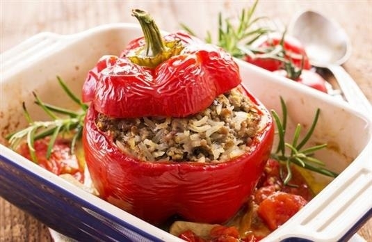 Перец, фаршированный курицей – это одно из самых вкусный домашних традиционных блюд. В этом рецепте мы немного отступит от классических правил, и приготовим перец не с рисом и с мясом, а с овощами и курицей. Перец получится более диетическим и нежным. Перец, фаршированный курицей – это одно из самых вкусный домашних традиционных блюд. В этом рецепте мы немного отступит от классических правил, и приготовим перец не с рисом и с мясом, а с овощами и курицей. Перец получится более диетическим и нежным.