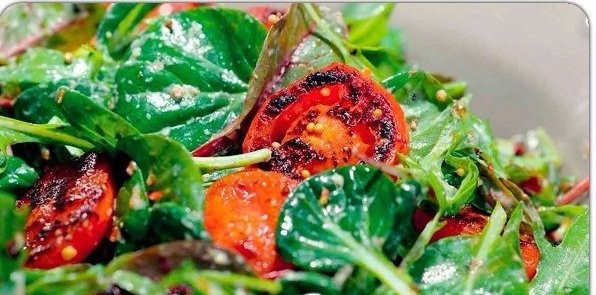 Салат с обжаренными томатами