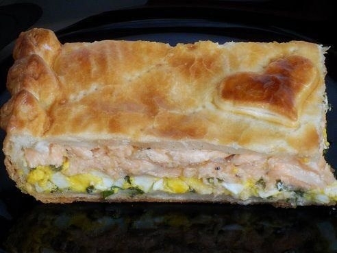 Пирог из слоеного теста с сёмгой, зеленым луком и яйцом.