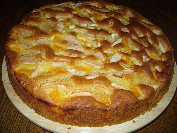 Яблочный бисквитный пирог