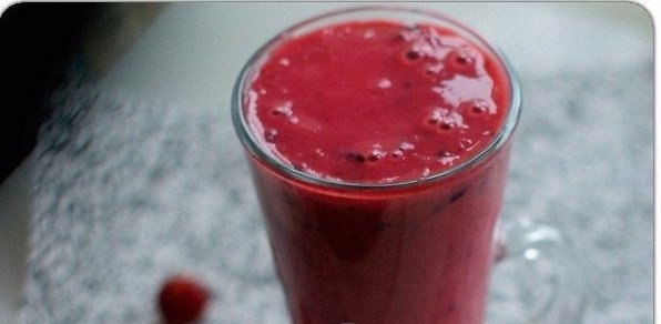 Смузи из свежих ягод с зеленым чаем