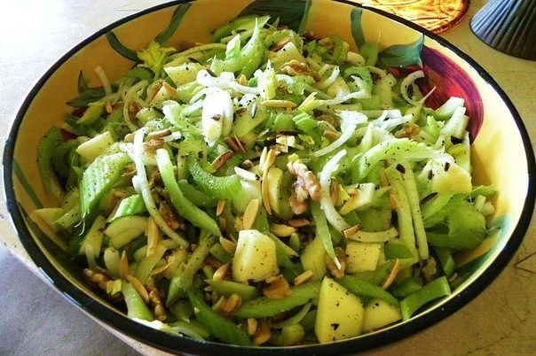 Салат из сельдерея - это очень полезный для здоровья салат, полный клетчатки и белка.