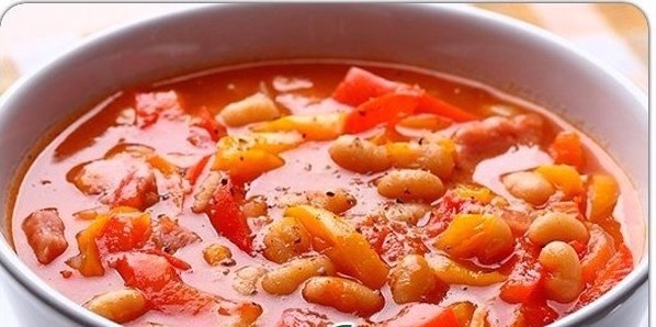 Суп из фасоли, томатов и шалфея с тостами