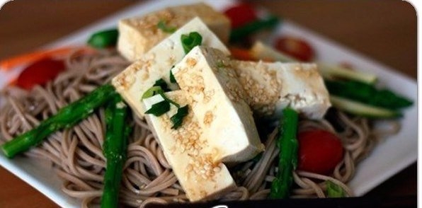 Гречневая лапша с томатами, тофу и базиликом