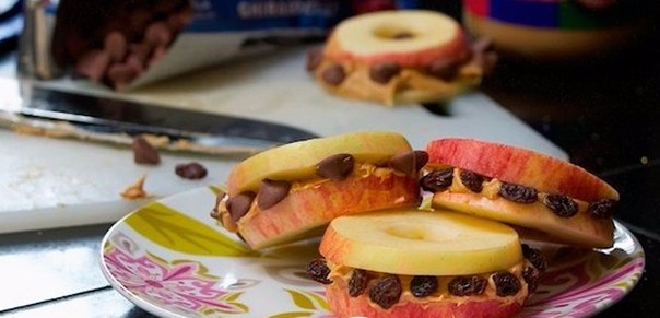 Яблочные сэндвичи с арахисовой пастой