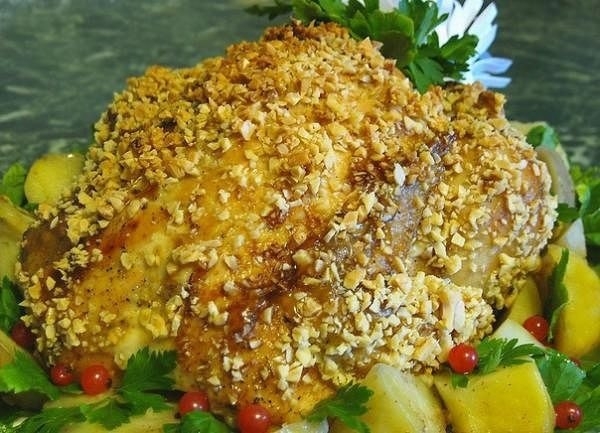Курица в миндале, фаршированная жареным картофелем
