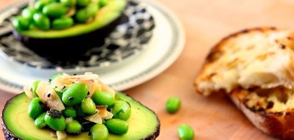 Лодочки из авокадо с зелеными бобами и кокосом.