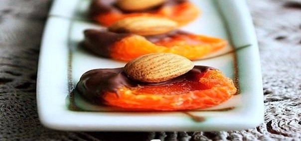 Курага с миндалем.