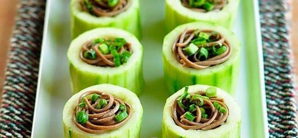 Чашечки из огурца с гречневой лапшой.