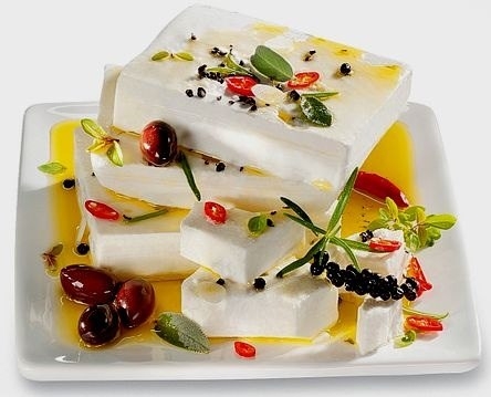 Сыр фетакса – средиземноморская разновидность хорошо знакомой нам брынзы, для которой характерна плотная консистенция и достаточно выраженный солено-кислый привкус. Фетакса отлично подходит для приготовления разнообразных блюд, начиная с салатов и заканчи