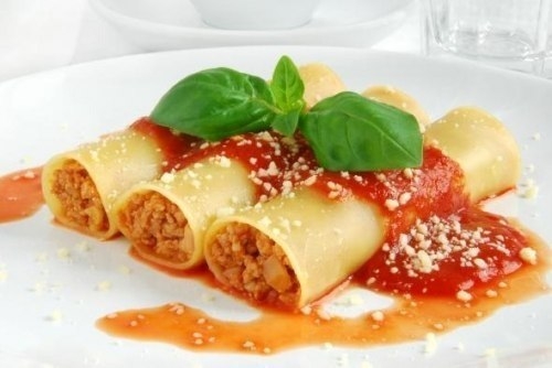 Каннеллони с мясом и соусом "Бешамель" Каннеллони с мясом и соусом "Бешамель"