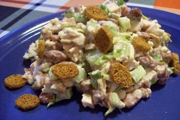 Салат с сухариками и курицей Салат с сухариками и курицей