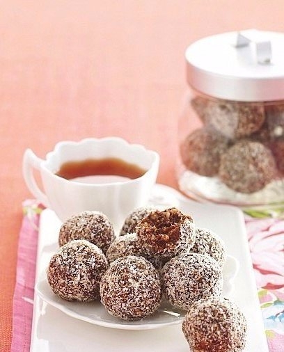 Вегетарианский десерт: шоколадные шарики с кокосом.