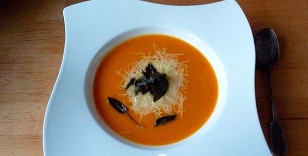 Тыквенный суп с шалфеем и пармезаном.