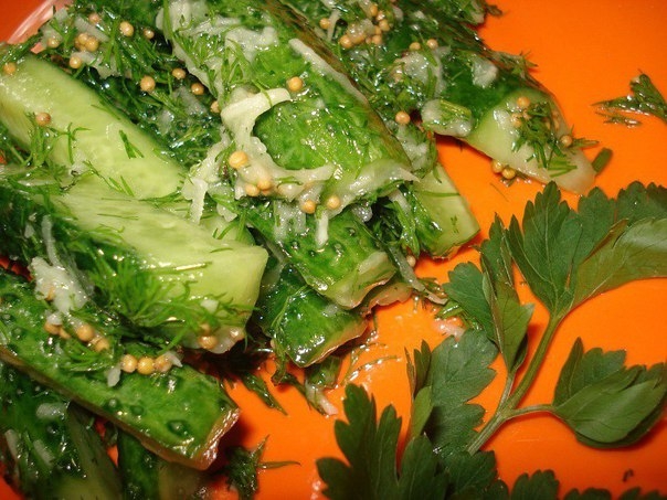 Любимая закуска из огурцов с чесноком, укропом и горчичкой Любимая закуска из огурцов с чесноком, укропом и горчичкой