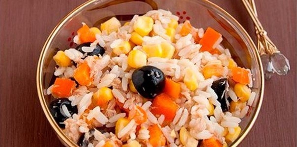 Рисовый салат с тунцом