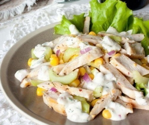 Легкий салат с курицей и кукурузой