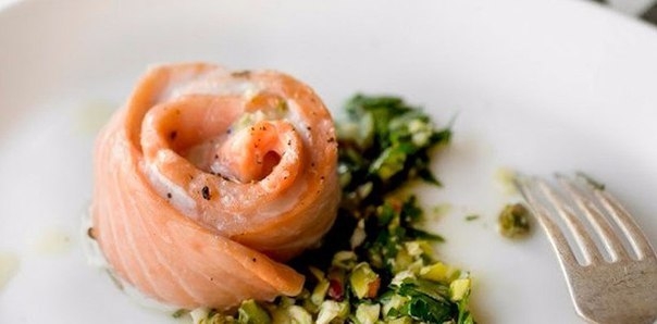 Розочки из семги с соусом