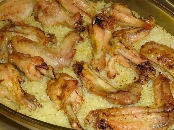 Куриные крылышки с рисом