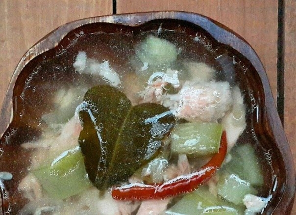 Лёгкий суп из радужной форели с острым тайским перцем и лемонграссом.