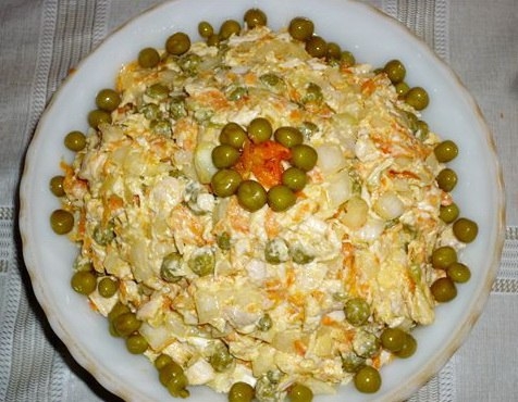 Салат "Наслаждение" с мясом и маринованным луком Салат "Наслаждение" с мясом и маринованным луком
