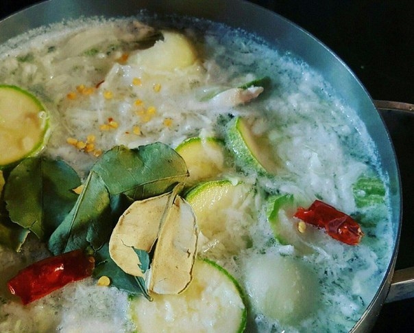 Лёгкий куриный суп с тайским акцентом.