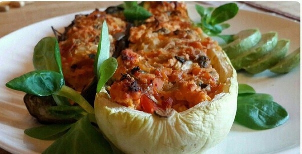 Кабачок и баклажан фаршированные куриным филе с овощами.