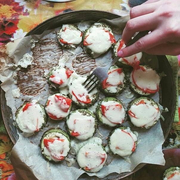 Кабачок с томатами, травами и сыром.