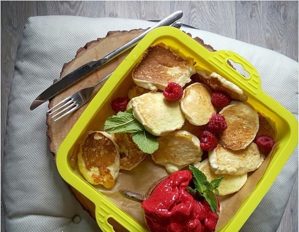 Сырники с малиновым мороженым