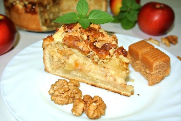 Пирог с яблоками, заварным кремом и орехами