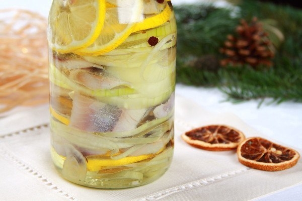 Соленая селедка с луком и маслом Соленая селедка с луком и маслом