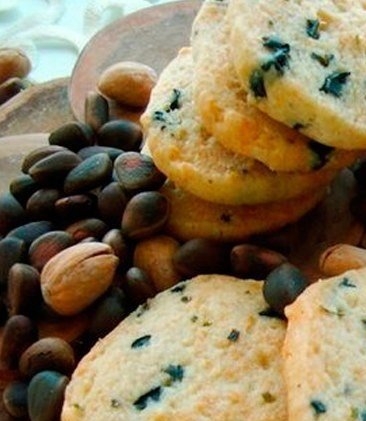 Печенье с пармезаном, оливками и розмарином