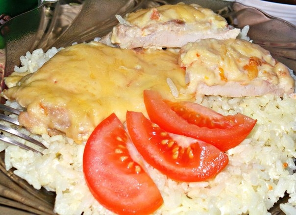 Сочное куриное филе, запечённое в духовке со сметано-чесночном соусе и сыром.