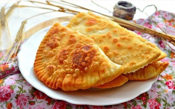 Чебуреки с картофельно-луковой начинкой. Чебуреки с картофельно-луковой начинкой.