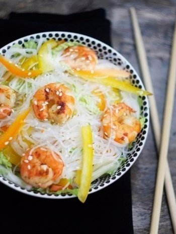 Салат с фунчозой и креветками