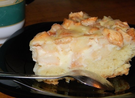 Сметанный пирог с яблочной начинкой