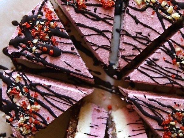 СЫРОЙ ЧИЗКЕЙК С КЛУБНИКОЙ