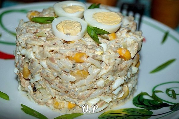 Рыбный салат с рисом и кукурузой