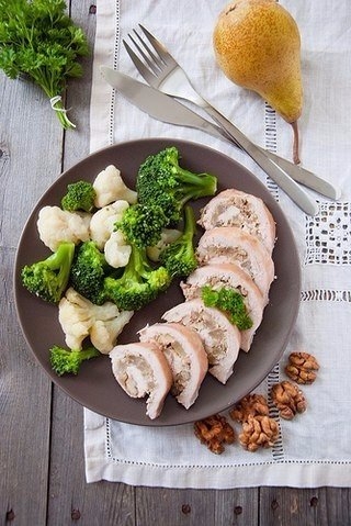 Куриный рулет с грушами и грецкими орехами.