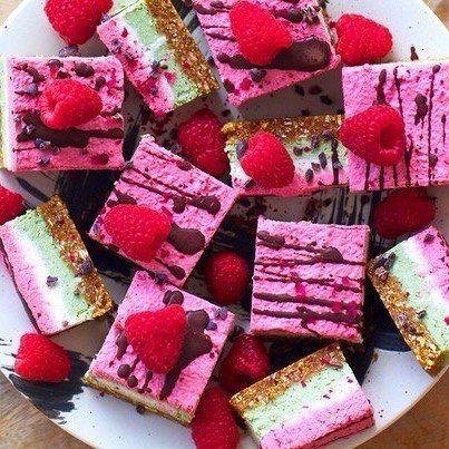 ПИРОЖНЫЕ С МАЛИНОЙ И ЗЕЛЕНЫМ ЧАЕМ