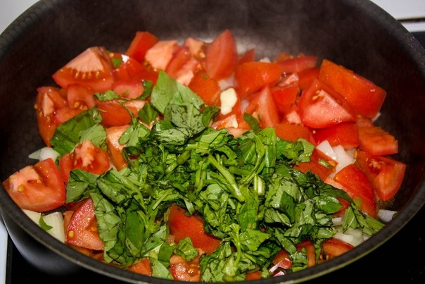 Кальцо́не с ветчиной, оливками и моцареллой под томатным соусом