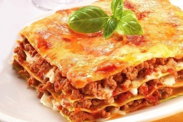 Рецепт итальянской лазаньи с говяжьим фаршем, томатно-сливочным соусом и сыром.