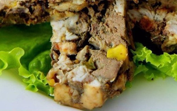 КУРИНАЯ КОЛБАСА С ПЕЧЕНЬЮ, ФИСТАШКАМИ И БОЛГАРСКИМ ПЕРЦЕМ